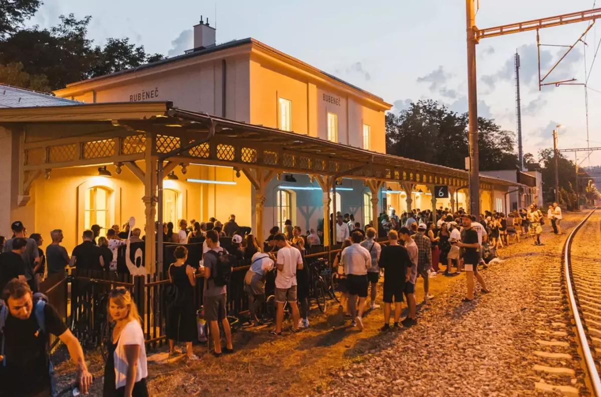 Stanice 6 žije – Stromovkou na návštěvu nádražního café