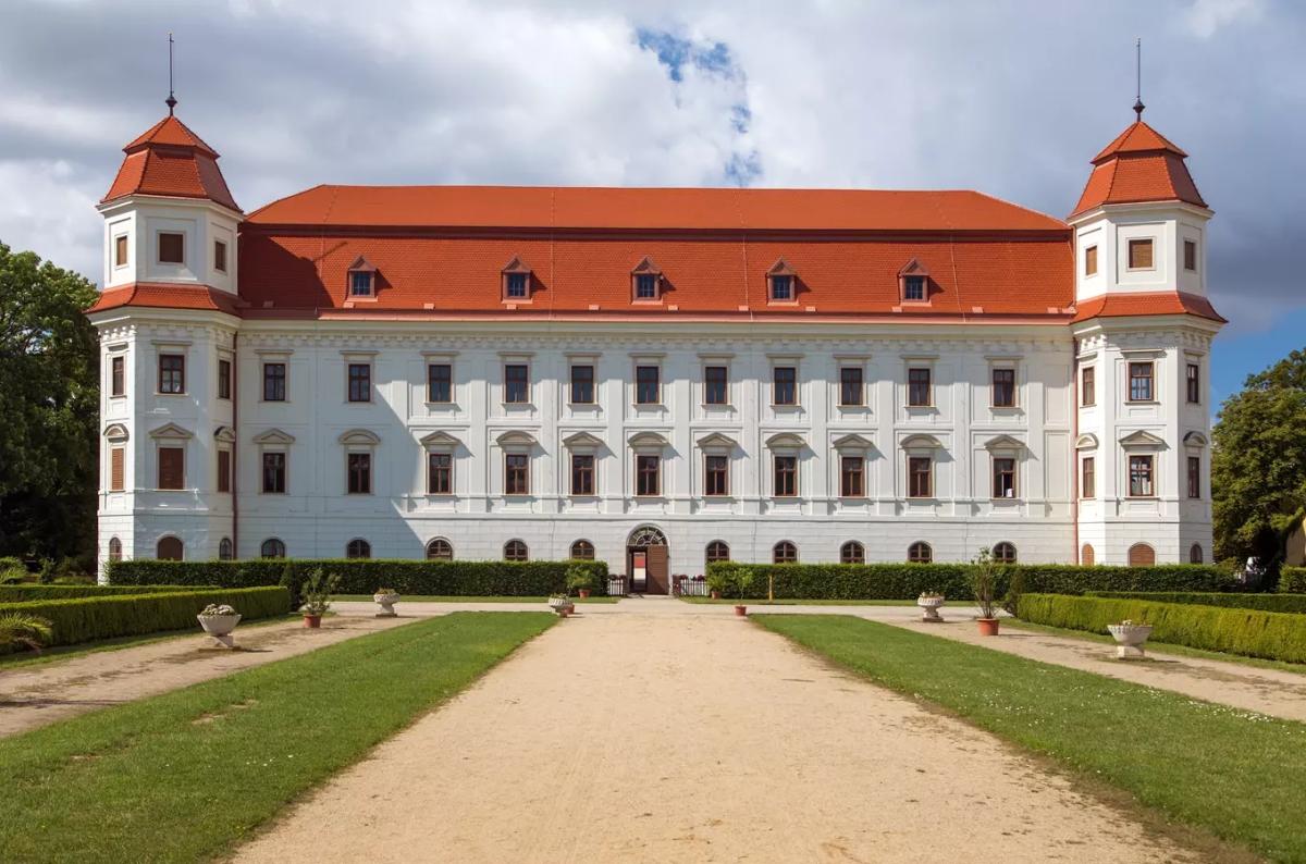 Výstava Dalího, Picassa, Miróa a Vasarelyho na zámku v Holešově