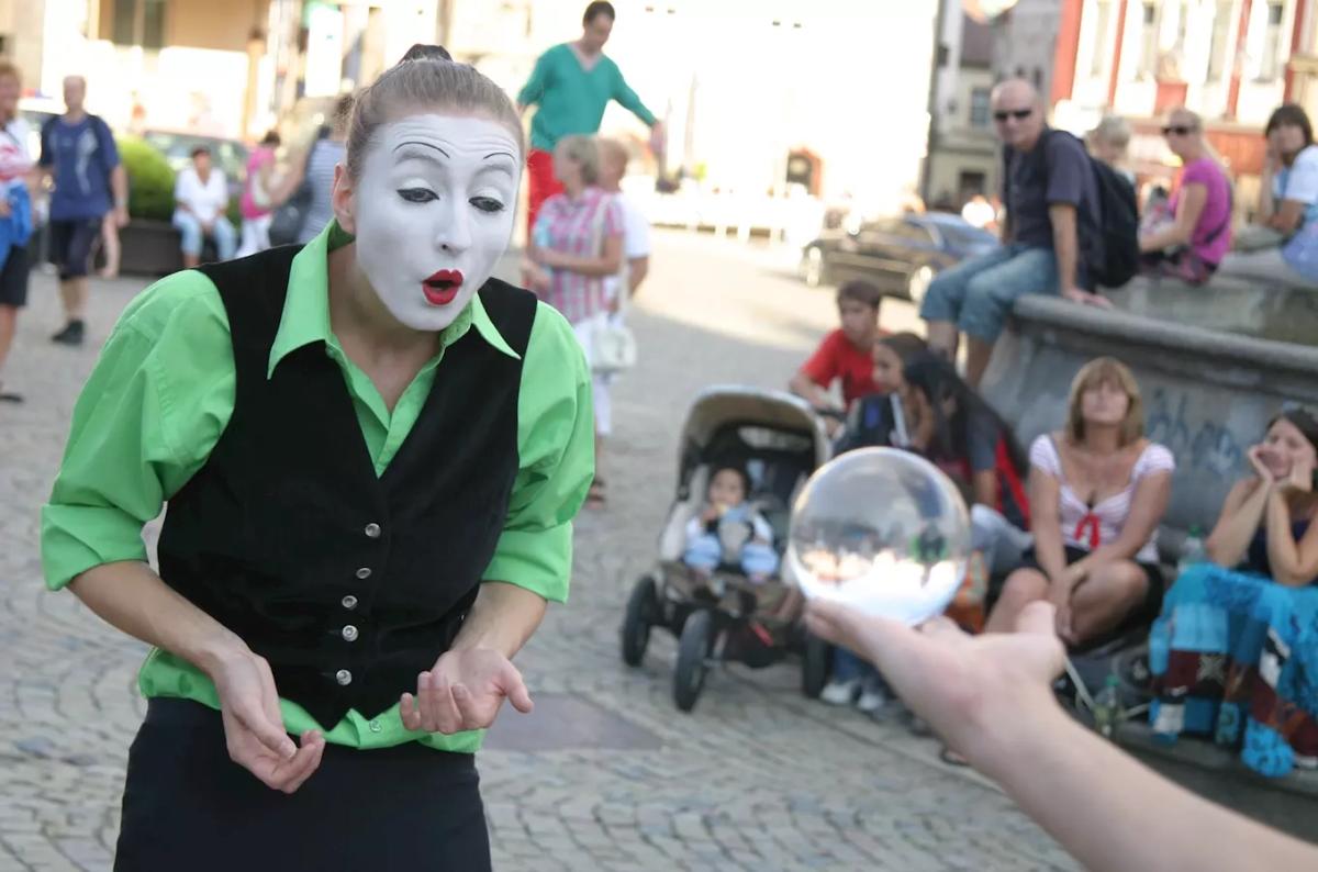 Komedianti v ulicích Tábora 2026