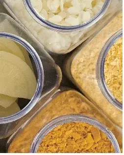 Eget vax -Karin som visar några vaxrecept