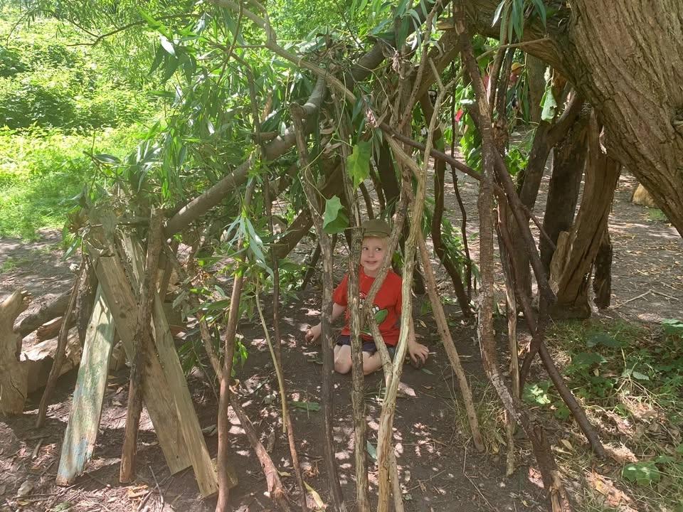 Den building, balancing and tree climbing