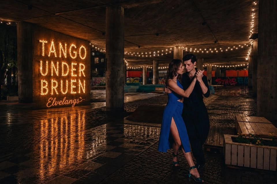 TANGO UNDER BRUEN: Elvelangs i fakkellys