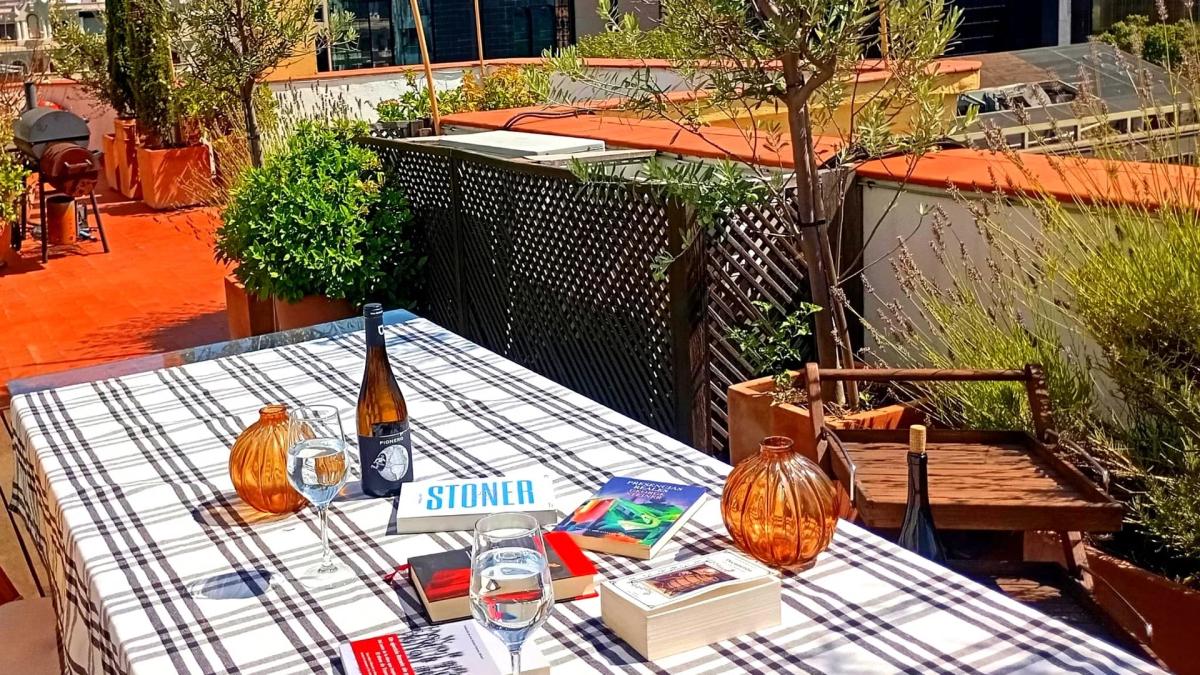Salón Literario Secreto en Chamberí: terraza, vino y letras