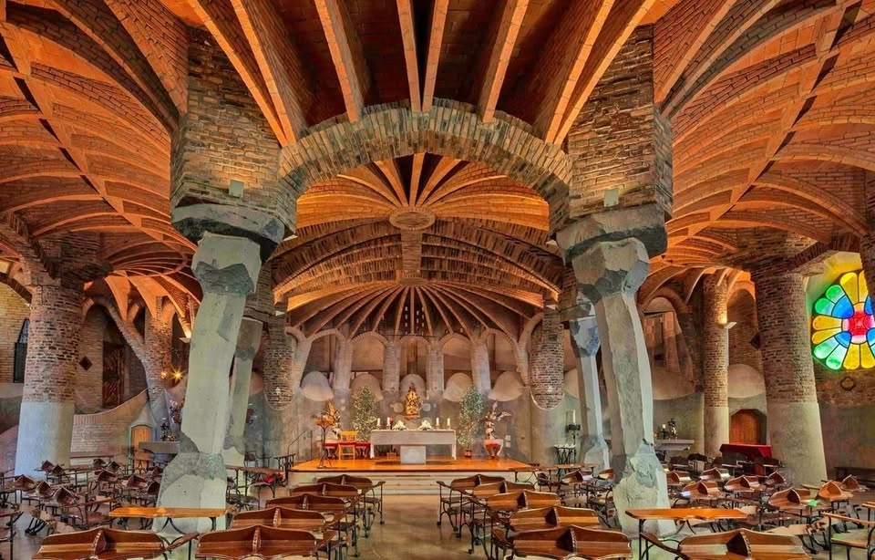 Descobrint La Colònia Güell més la Cripta