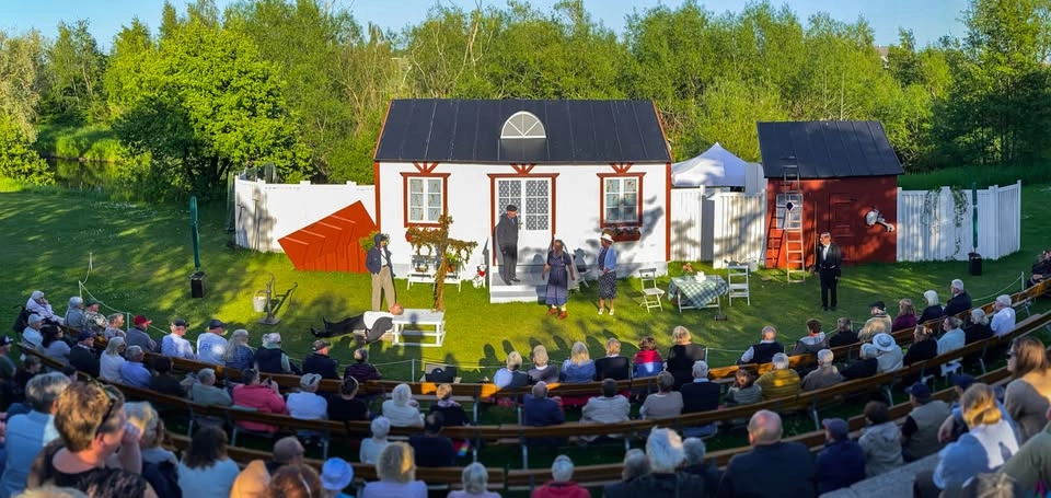 Lånta Fjädrar - en sprudlande sommarfars