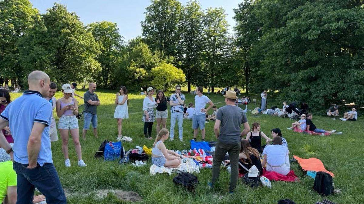 Mokotów neighborhood Picnic: Food, Friends & Fun in the Park!