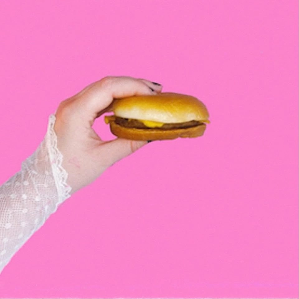 En kvinnas kamp till duschen - en liten show om bakisångest