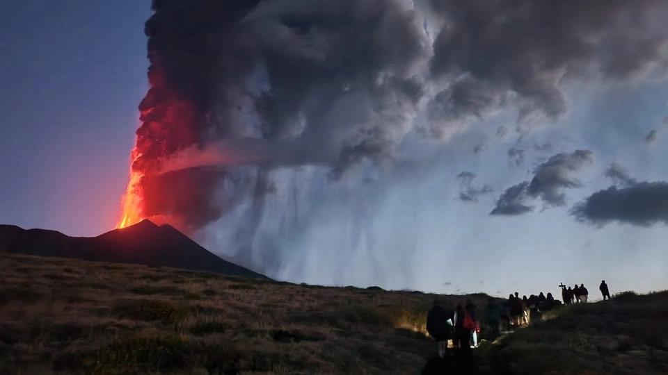 Etna Trekking: Schiena dell'asino a quota 2000 sospesi tra le nuvole