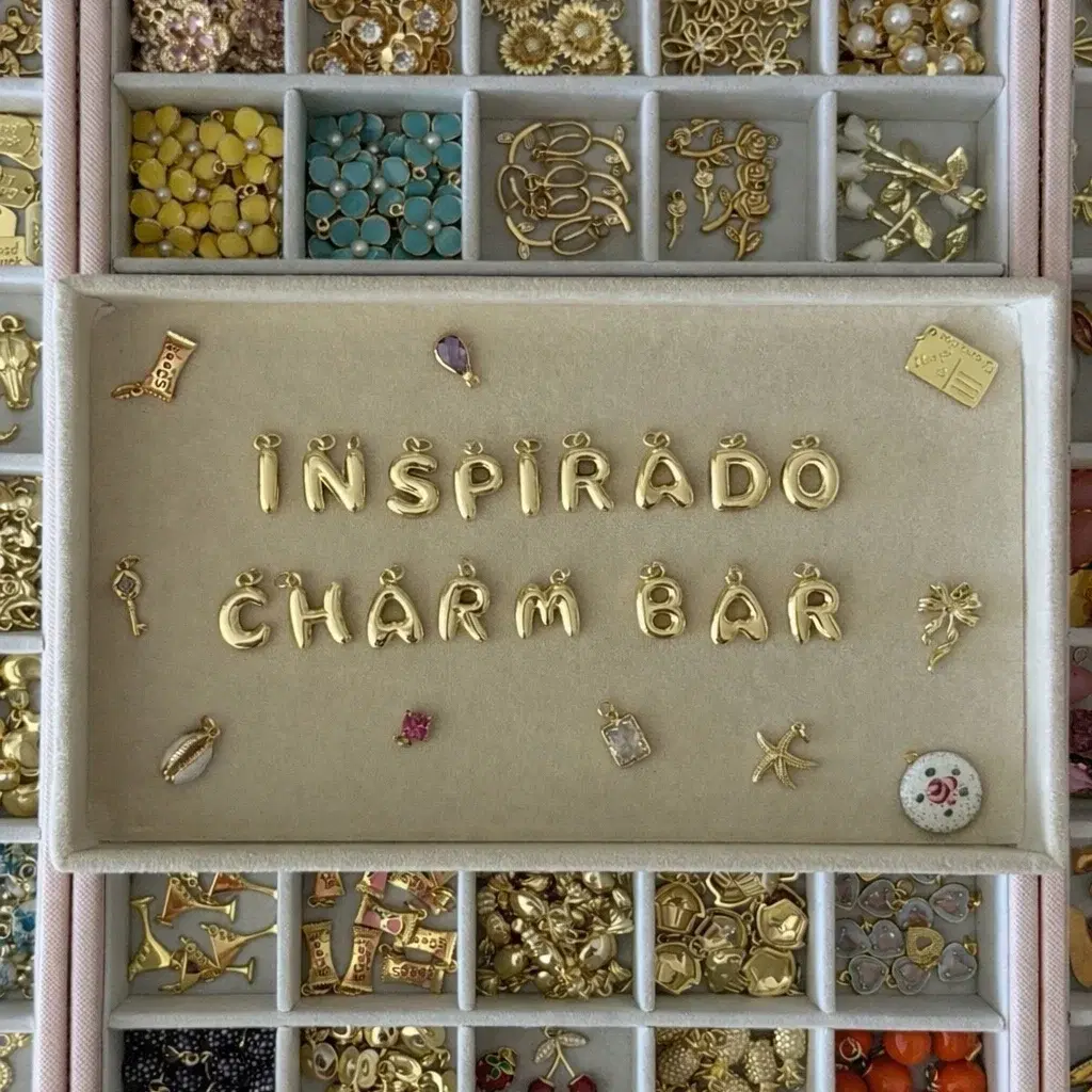 Tarot & Joyas · Charm Bar · Crea tus propios joyas · Vino ilimitado