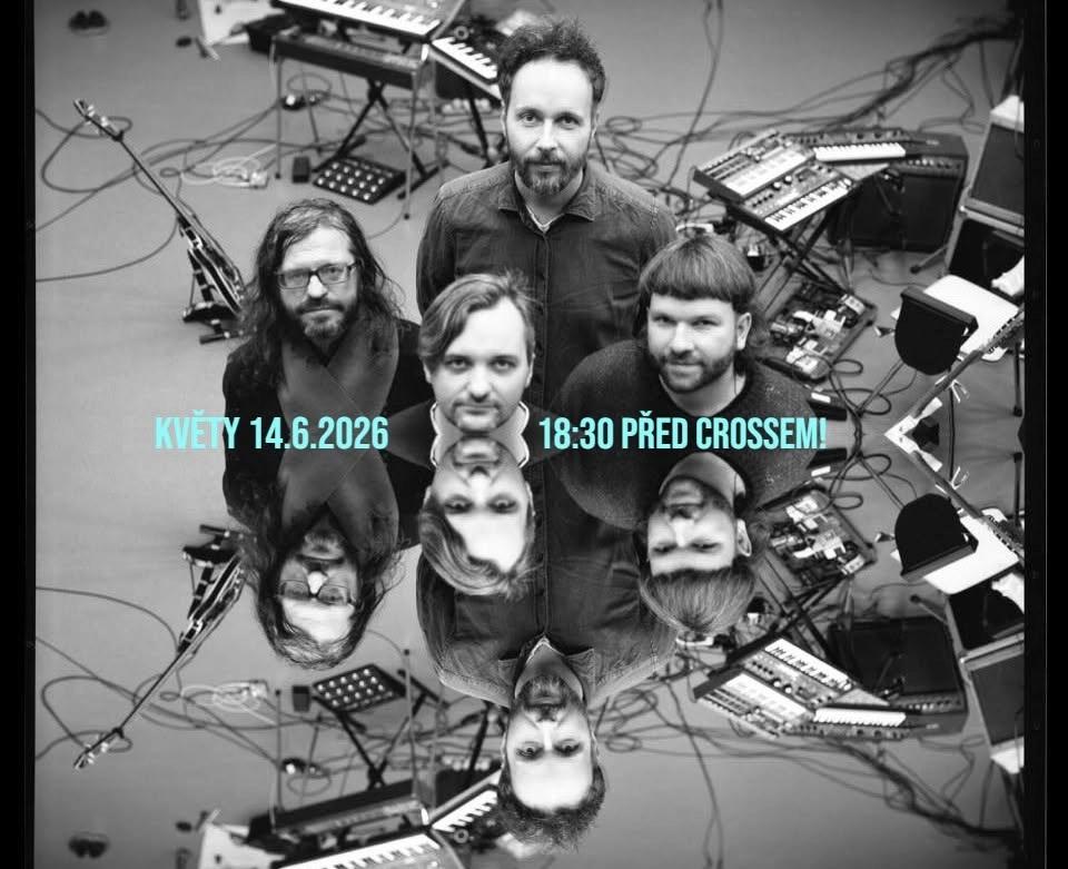 Květy před klubem Cross (support Anna Beata Háblová)