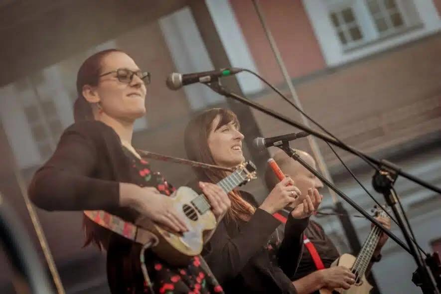 Platz´lkonzert zum Tagesausklang mit dem Calico Ukulele Trio und WEBB - TIGERT aus den USA