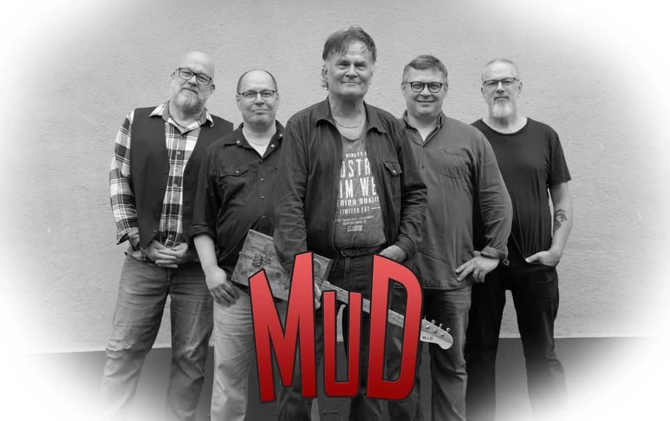 MuD live hos the Bull Bar!