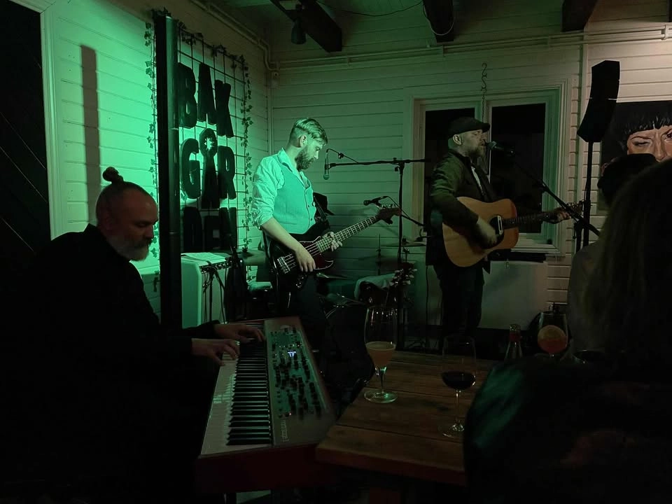 Crystal Canyons, Bakgården