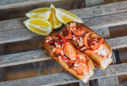 Cousins Maine Lobster🦞 at Ruskin : The Beach House