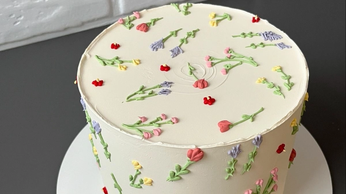 “Mini Cakes, Big Vibes: Bento Cake Decorating Social