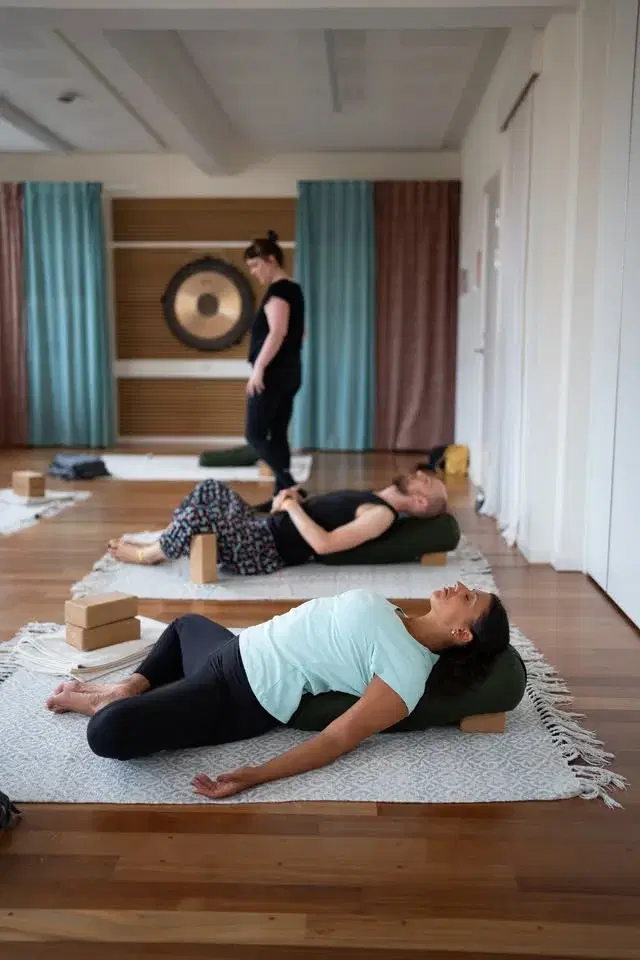 đż Yin Yoga with Essential Oils and Self-Massage