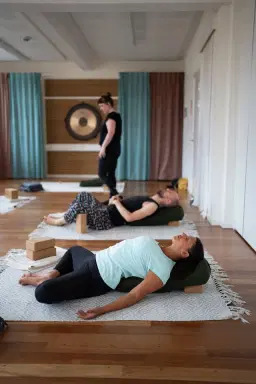 🌿 Yin Yoga with Essential Oils and Self-Massage