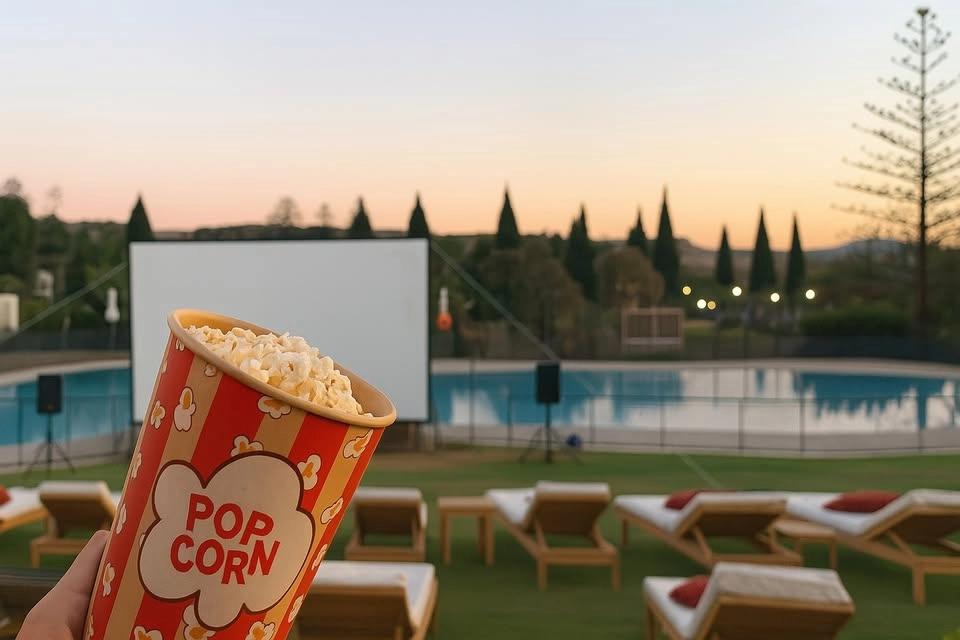 Cinema Under the Stars / Cine bajo las estrellas