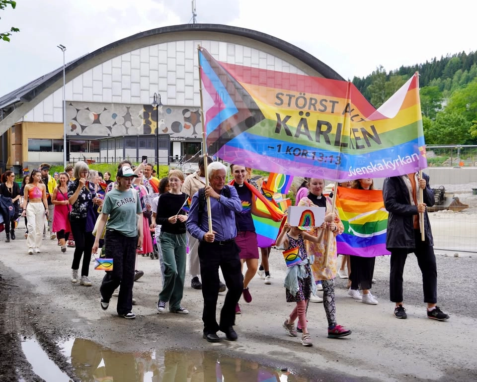 Gå med kyrkan i pridetåget