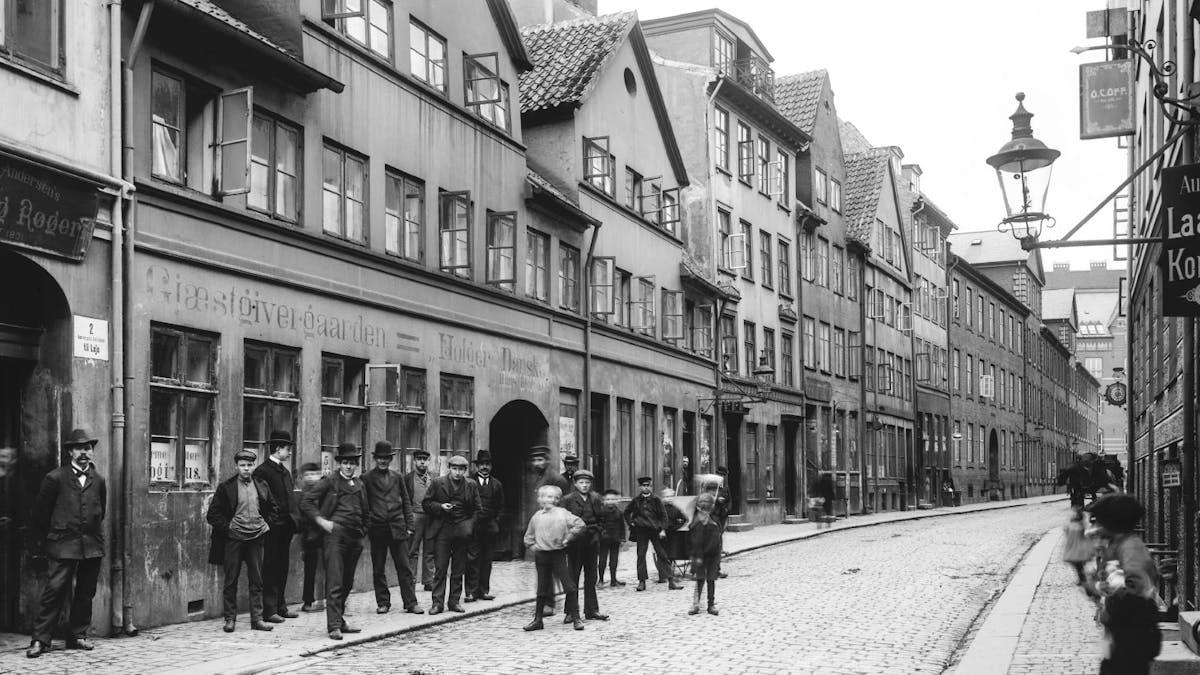 Byvandring: Sjovere, ludere og pæne borgere i Farvergade. Livet i en farverig gade omkring 1900