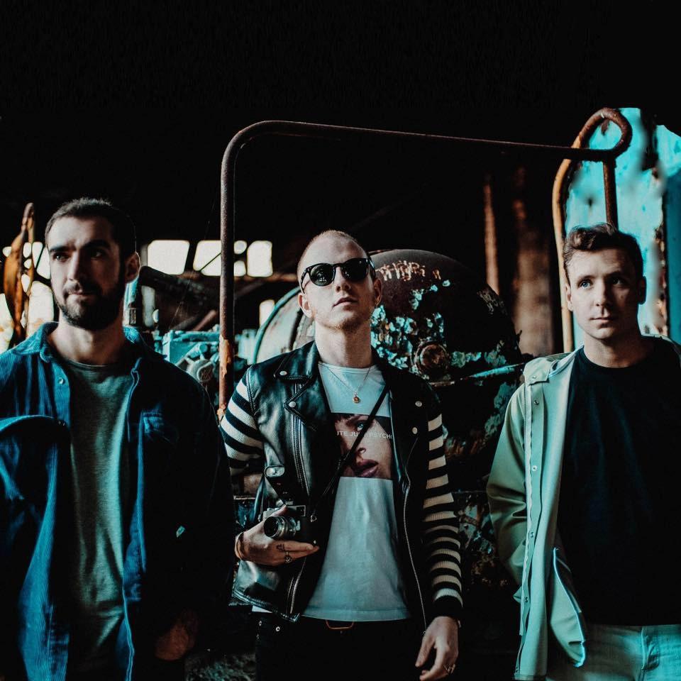 Two Door Cinema Club : Tourist History 15th Anniversary · Salle Pleyel, Paris · 30/01/27 · COMPLET