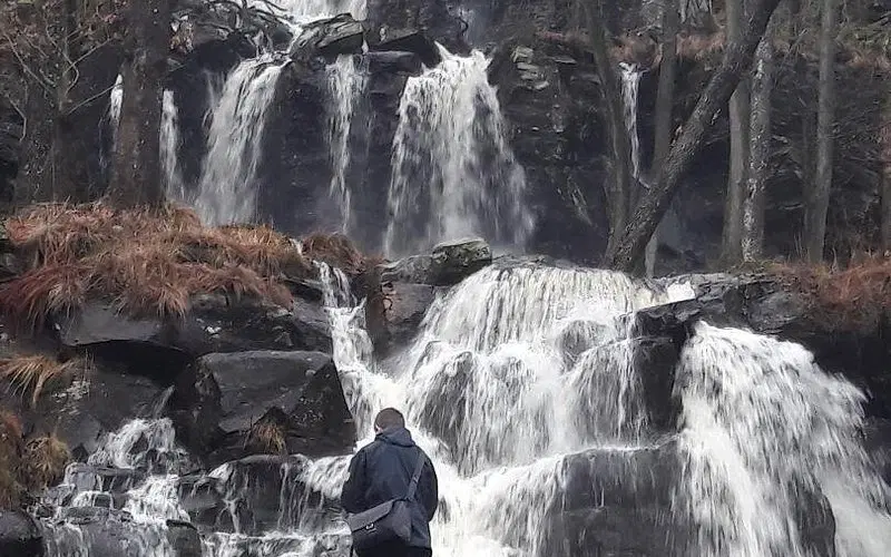 50 meters high cascade waterfall hike