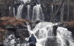 50 meters high cascade waterfall hike