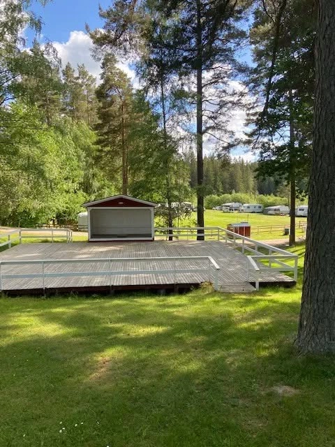 Dansa in sommaren vid vackra Skogssjön! 🌸🎶