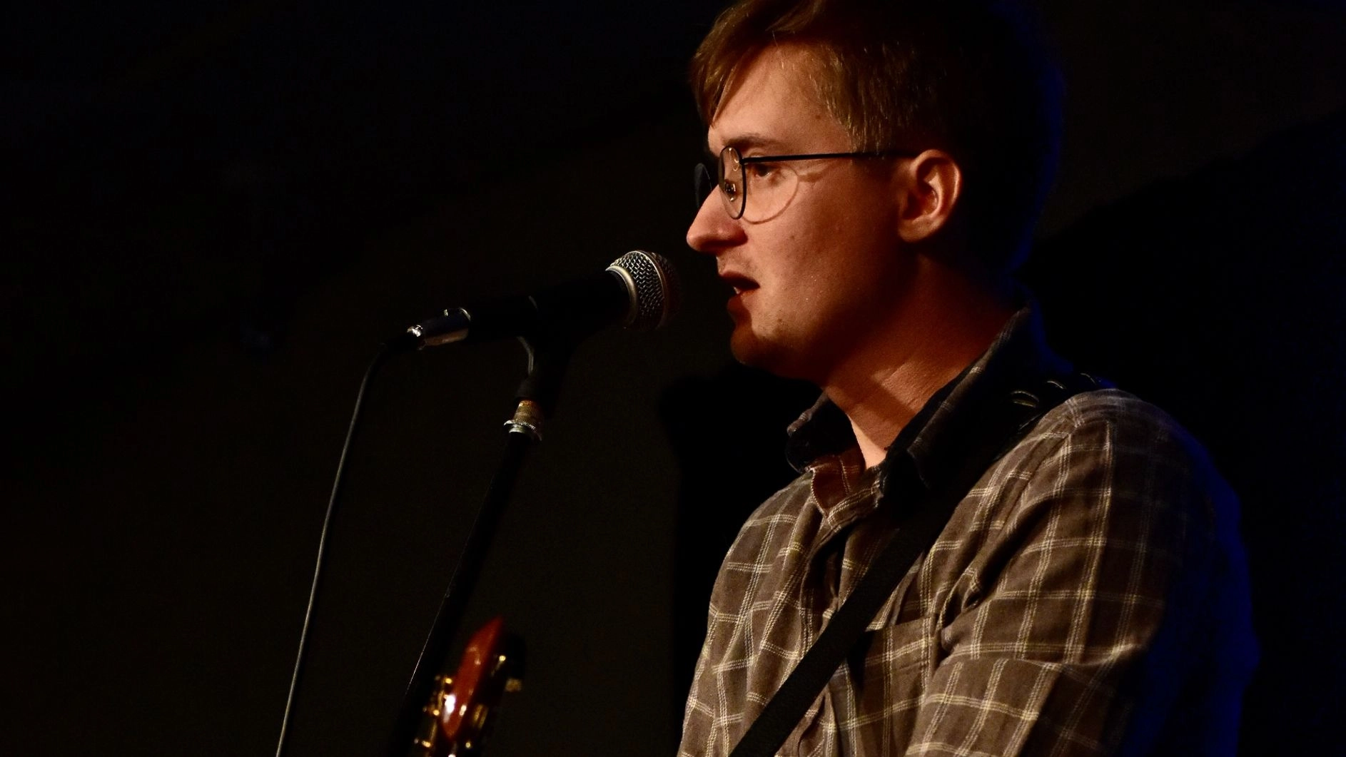 Simon Ahlström tolkar Wiehe och Afzelius