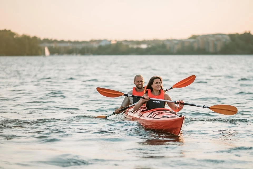 Ledd paddling i älven för nybörjare och sällskapssugna paddlare