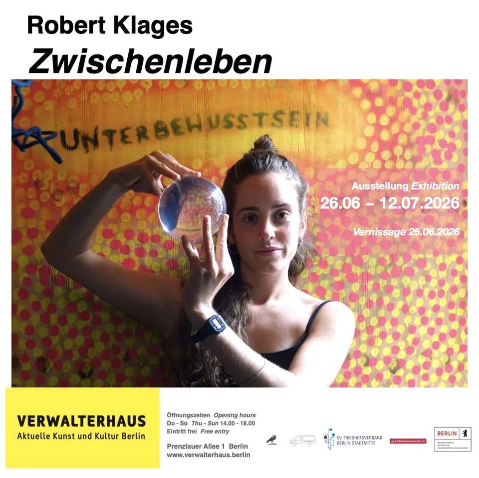 Ausstellung 𝙕𝙬𝙞𝙨𝙘𝙝𝙚𝙣𝙡𝙚𝙗𝙚𝙣 𝗙𝗼𝘁𝗼𝘀 𝘂𝗻𝗱 𝗧𝗲𝘅𝘁𝗲 𝘃𝗼𝗻 𝗥𝗼𝗯𝗲𝗿𝘁 𝗞𝗹𝗮𝗴𝗲𝘀