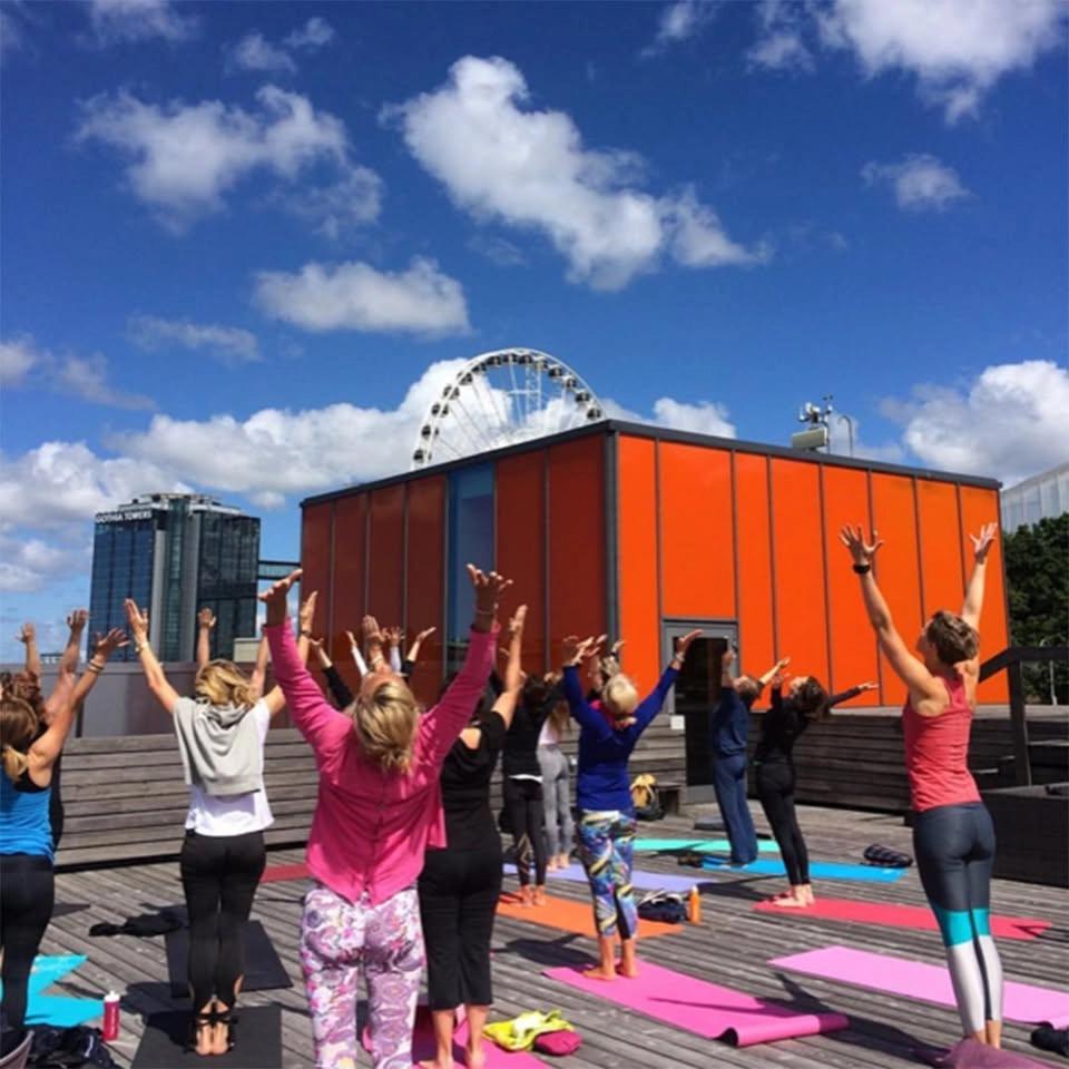 Sommaryoga på taket!