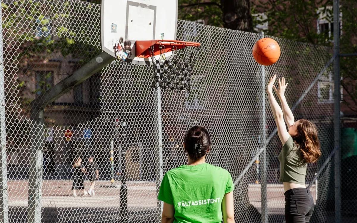 Spela basket hos parkleken Nybygget