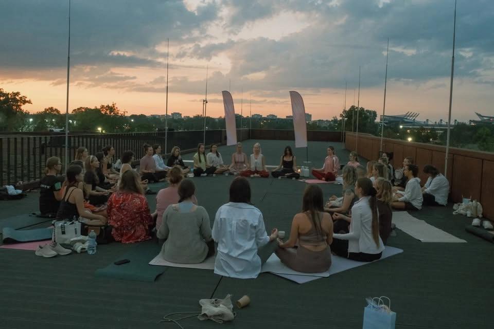 SUNSETS 🌞 Cykl wydarzeń z jogą, muzyką na żywo i piknikiem na dachu Hali Cracovia 🌇