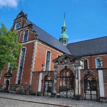 Kom behind the scenes i Holmens Kirke