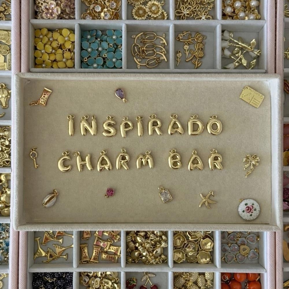 Tarot & Joyas · Charm Bar · Crea tus propios joyas · Vino ilimitado