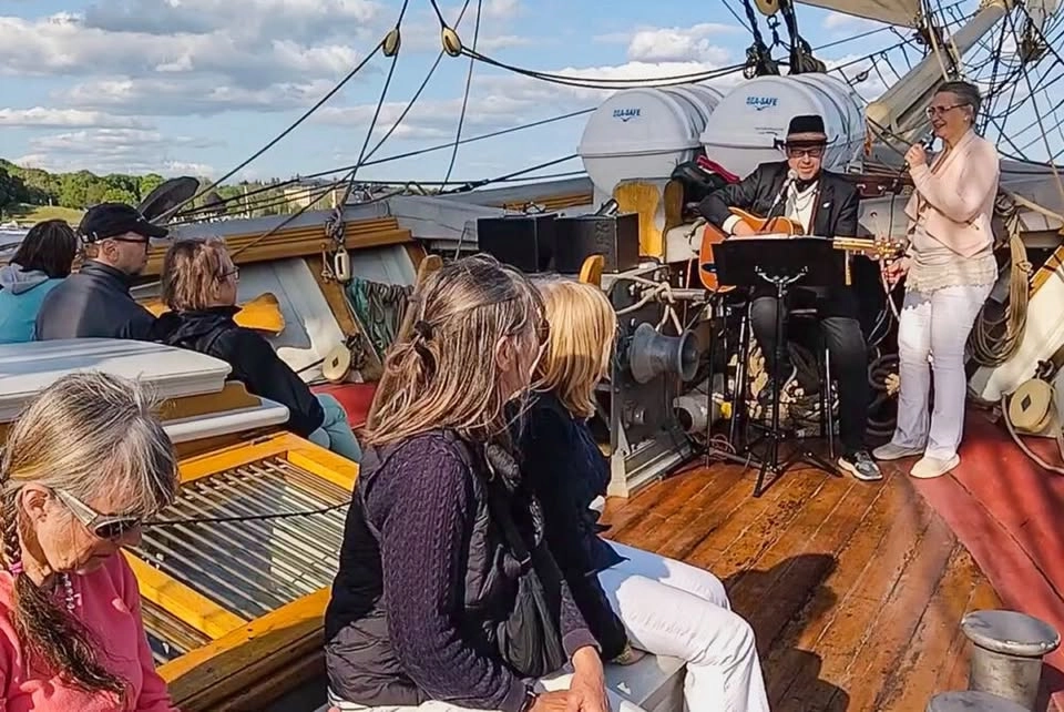 Segla med Briggen, lyssna på musik och ät en bit.