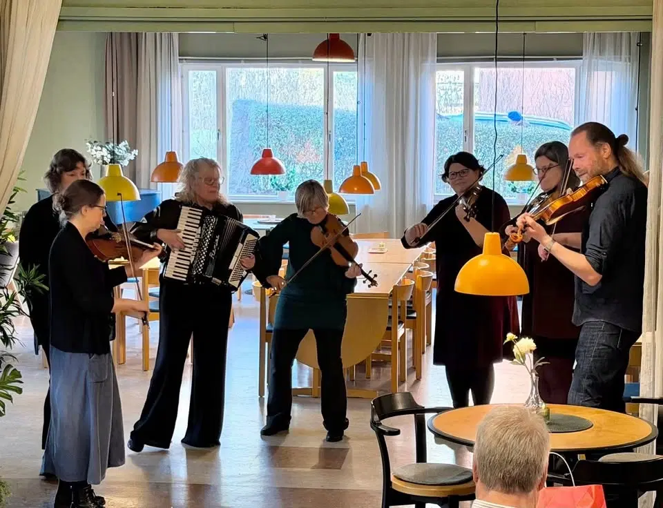 Musikgudstjänst i folkton, med nyskriven folkmusik