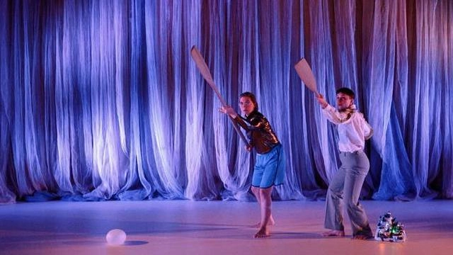 Tidens veckade egenskaper med Masskollektivet