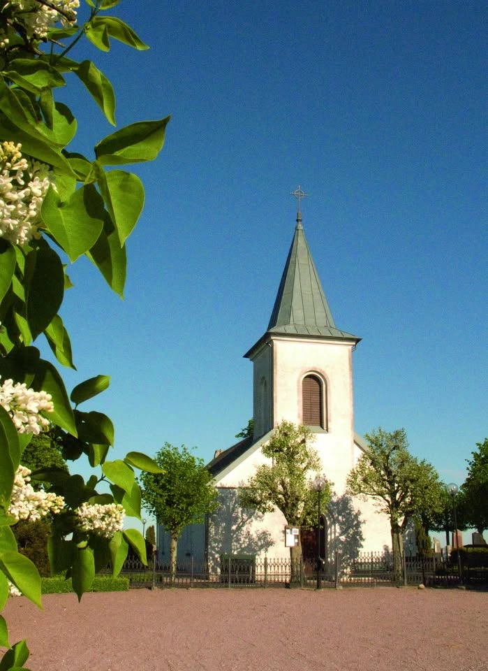 Kvällsgudstjänst med korvgrillning utanför kyrkan