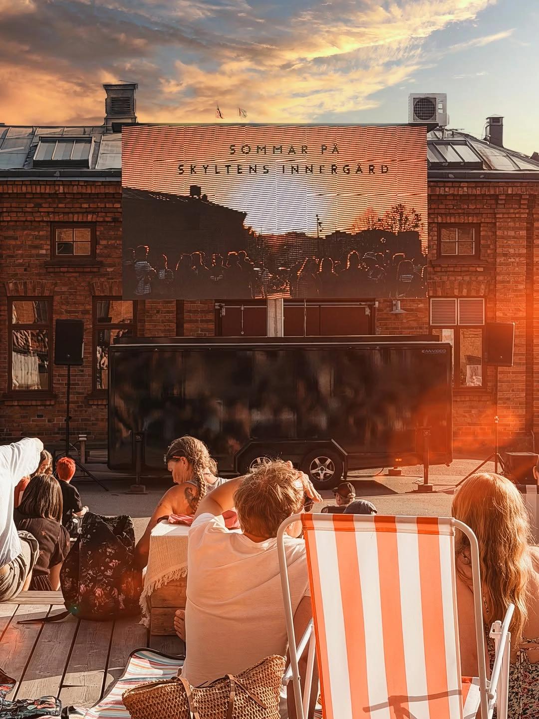 Utomhusfilm på Skyltens innergård – NEJLIKA & DIRTY DANCING