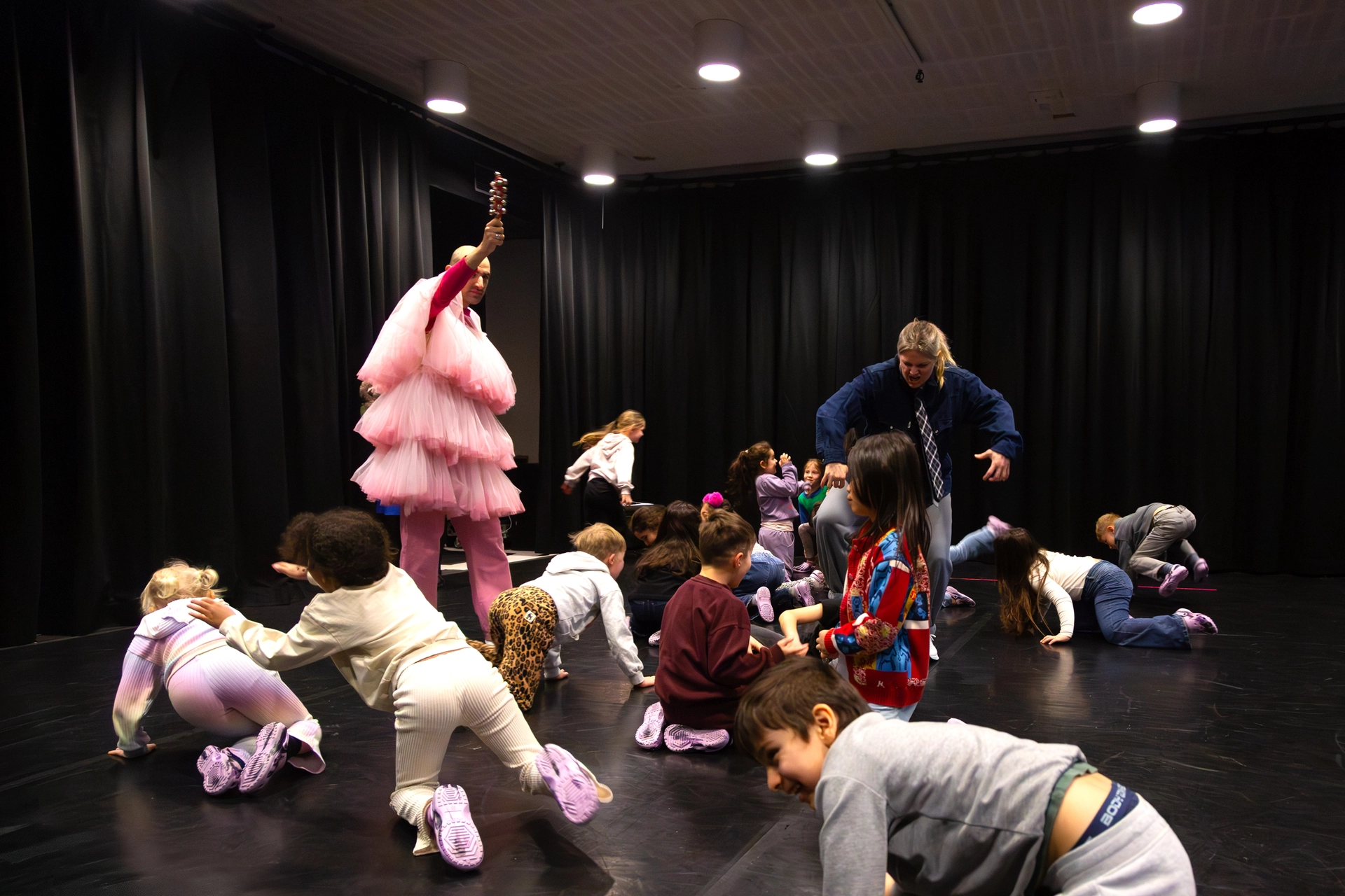 Prova på teater med skådespelare