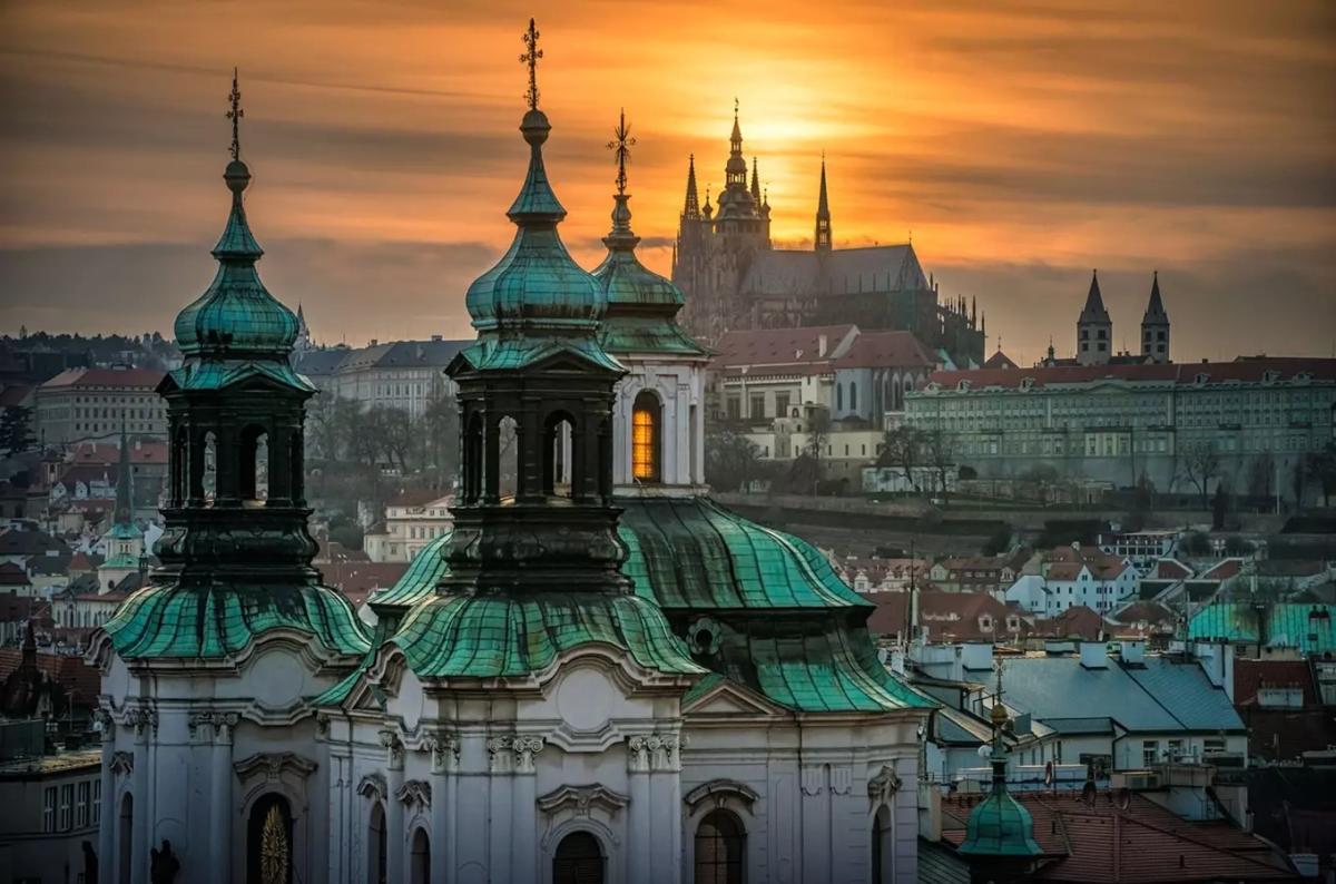 Letní slunovrat a mystika Prahy