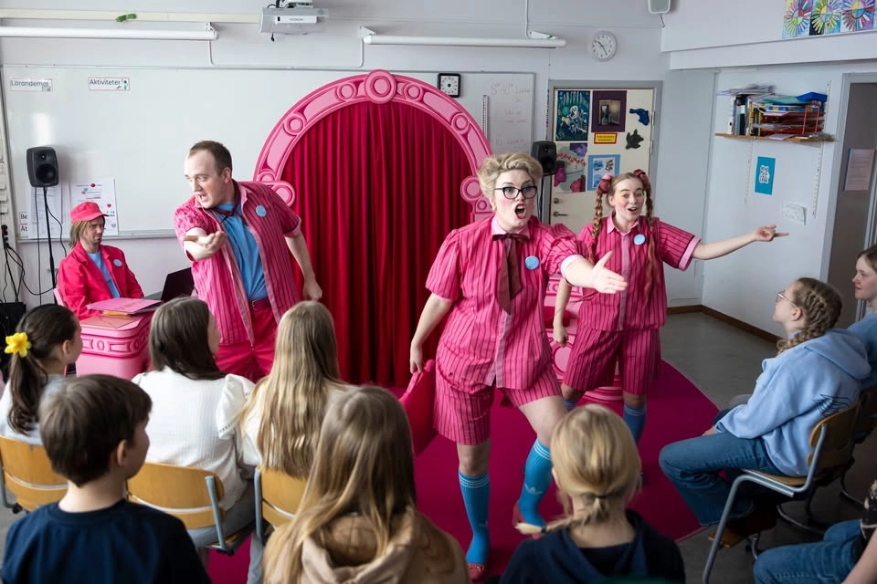 Vem i hela världen kan man lita på? – gästspel på Turteatern