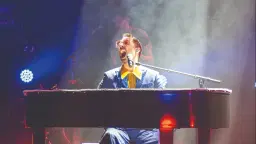 A True Elton John Tribute i Fröslunda Hage