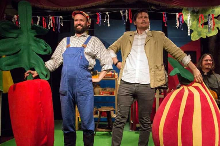 Kravinec uprostřed cesty