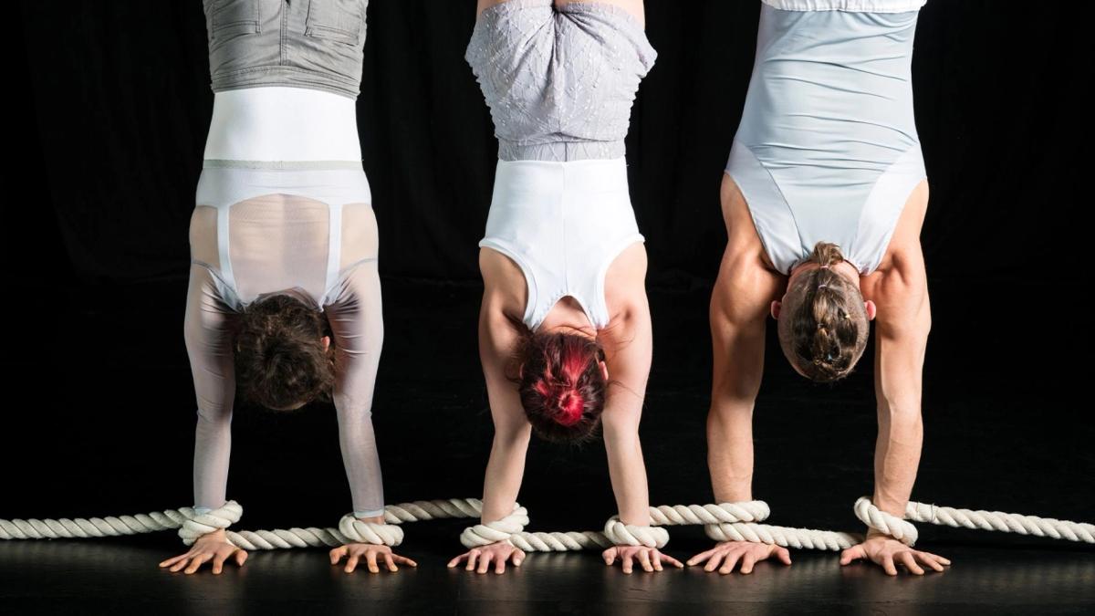 By A Thread med One Fell Swoop Circus