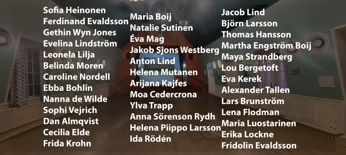 Konstutställning med målningar, skulpturer och performance