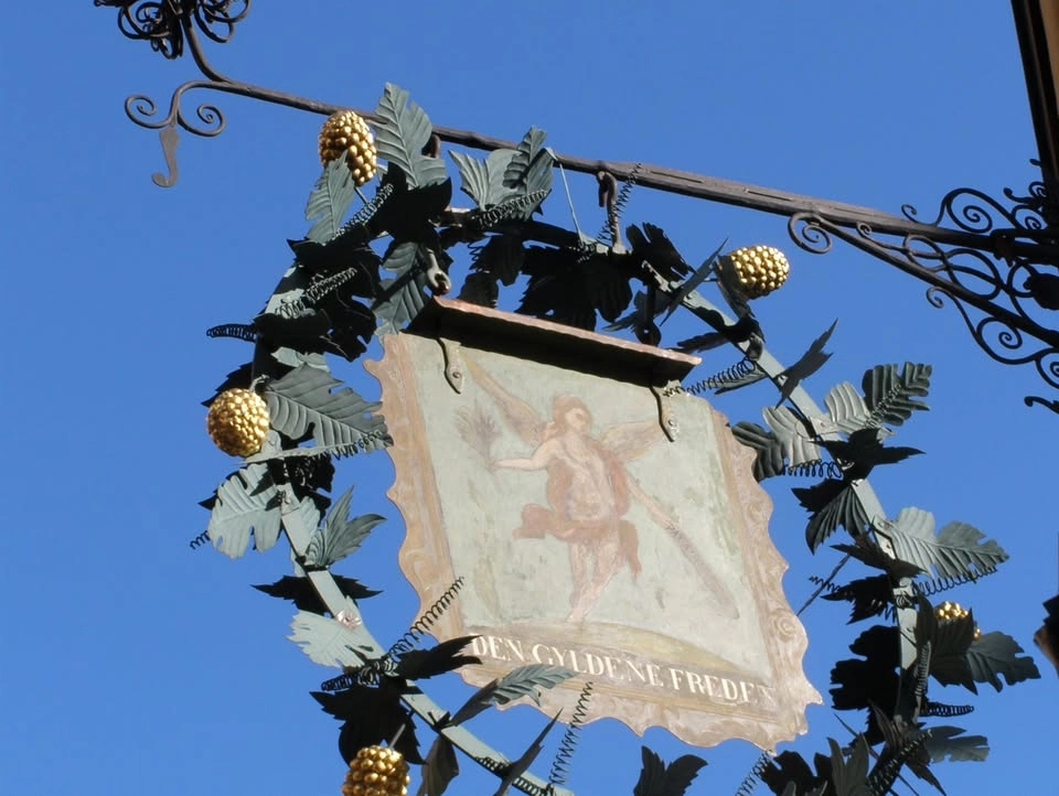 Gamla stans pärlor - en härlig promenad i staden mellan broarna