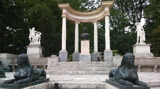 SĂMBOLOS MASĂNICOS Y COLORES EN EL MĂGICO PARQUE EL CAPRICHO